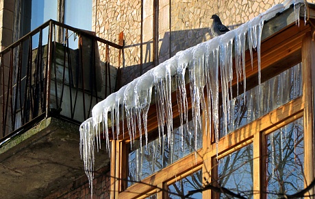 Очистка от снега козырьков балконов — зона ответственности владельцев квартир 